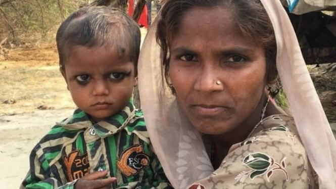 Khazanchi Nath lahir dua tahun lalu saat ibunya Sarvesha Devi berdiri dalam sebuah antrean bank untuk mengambil uang tunai. - BBC
