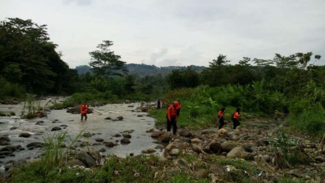 Basarnas cari korban banjir bandang Semarang.