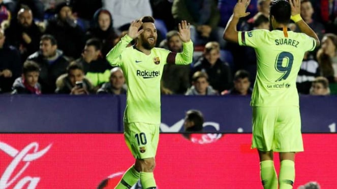 Lionel Messi dan Luis Suarez rayakan gol Barcelona.