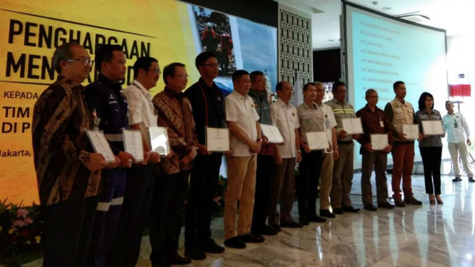 Menteri ESDM berikan penghargaan pada perusahaan yang bantu benahi Sulteng.