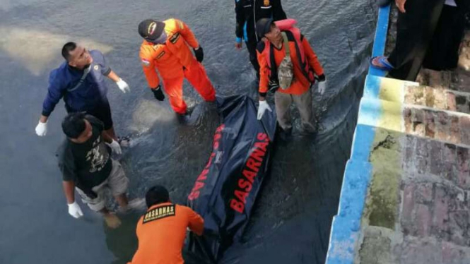 Tim SAR gabungan mengevakuasi korban tenggelam di Sungai Kaligarang, Semarang, Jawa Tengah, Senin, 17 Desember 2018.