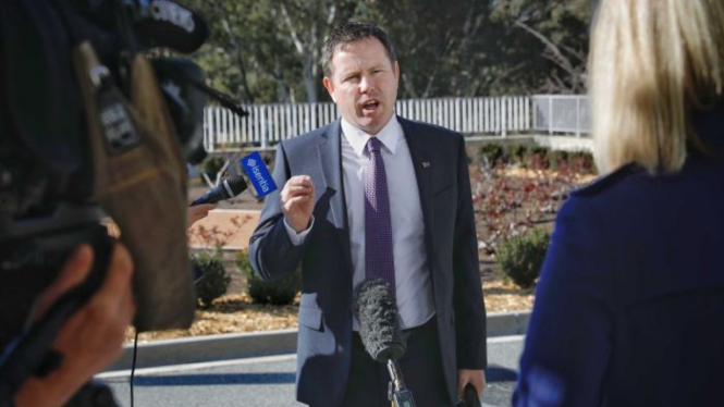 Menteri muda yang diperbantukan pada Wakil Perdana Menteri Australia Andrew Broad kini mundur jadi jabatan tersebut, namun tetap duduk sebagai anggota DPR.