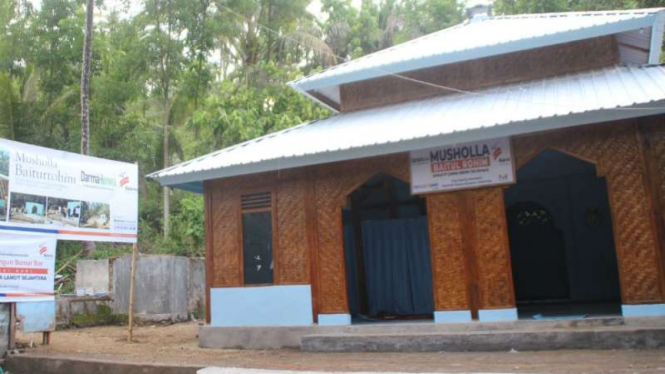 Rumah-rumah dan sejumlah fasilitas umum yang dibangun secara swadaya oleh masyarakat korban gempa dan difasilitasi perusahaan/yayasan Bakrie di Kabupaten Lombok Utara, Nusa Tenggara Barat.