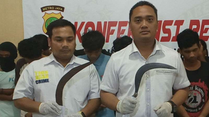 Kasatreskrim Polresta Depok, Komisaris Deddy Kurniawan menunjukkan barang bukti