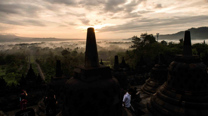 Wisatawan menikmati suasana matahari terbit di kawasan Taman Wisata Candi (TWC) Borobudur, Magelang, Jawa Tengah, Sabtu, 15 Desember 2018.