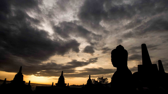 Suasana matahari terbit di kawasan Taman Wisata Candi (TWC) Borobudur, Magelang, Jawa Tengah, Sabtu, 15 Desember 2018.