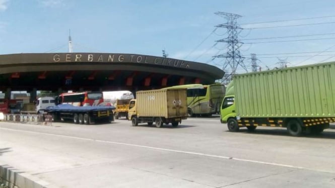 Gerbang Tol Cikupa untuk melintasi Tol Tangerang-Merak menjelang puncak arus libur Natal 2018 dan Tahun Baru 2018.