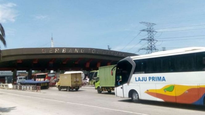 Gerbang Tol Cikupa untuk melintasi Tol Tangerang-Merak menjelang puncak arus lib