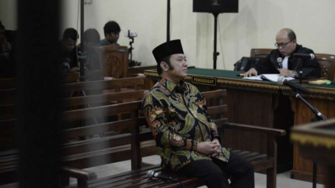 Bupati nonaktif Lampung Selatan Zainudin Hasan disidang perdana atas perkara penerimaan gratifikasi di Pengadilan Negeri Tanjungkarang, Bandar Lampung, Lampung, pada Senin, 17 Desember 2018.