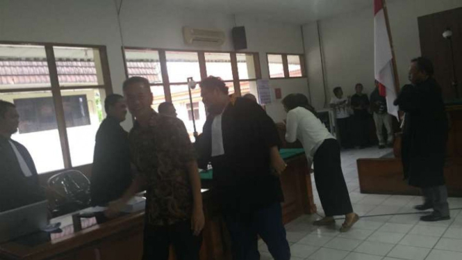Dua kepala dinas Pemerintah Kabupaten Bandung Barat usai menjalani sidang kasus korupsi yang didakwakan kepada mereka Pengadilan Negeri Kelas 1A Khusus Bandung pada Senin, 17 Desember 2018.