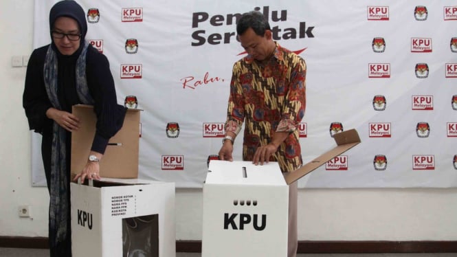 Komisioner KPU RI, Evi Novida Ginting Manik (kiri) dan Pramono Ubaid Tanthowi (kanan). (Foto ilustrasi)