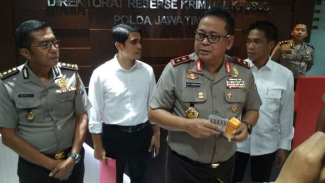 Kepala Polda Jawa Timur, Inspektur Jenderal Polisi Luki Hermawan merilis kasus kosmetik ilegal di Surabaya, pada Senin, 17 Desember 2018.