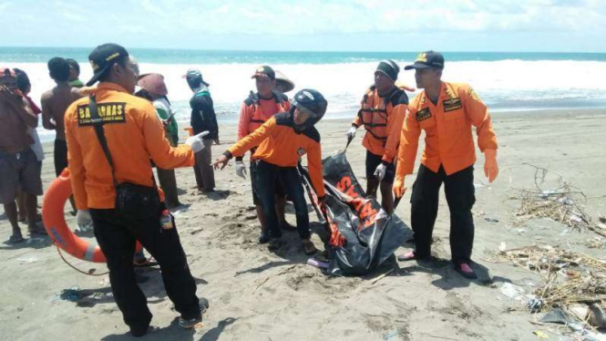 Evakuasi wisatawan yang tewas tersapu ombak di Pantai Kebumen Jawa Tengah.