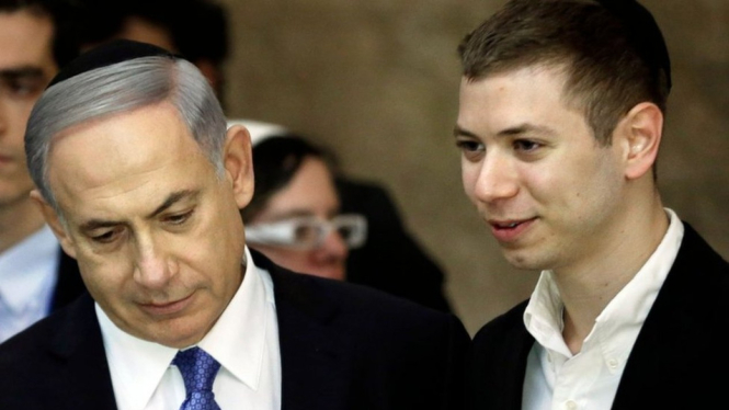 Yair (kanan) dan ayahnya PM Israel Benjamin Netanyahu. - Getty Images