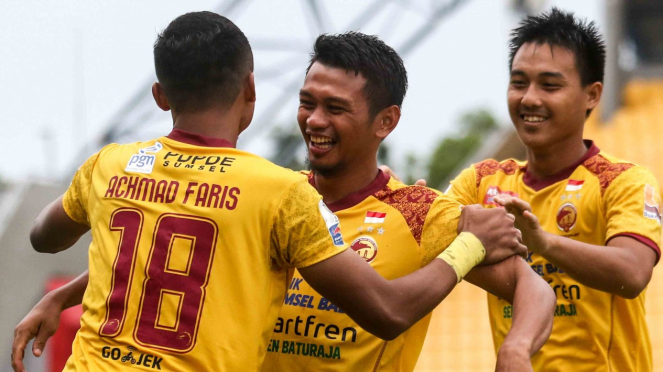 Pesepak bola Sriwijaya FC Risky Dwi Ramadhana (tengah) meluapkan kegembiraan bersama rekan satu timnya seusai mencetak gol kegawang Persimura  dalam pertandingan babak 64 besar Piala Indonesia di Stadion Gelora Sriwijaya Jakabaring (GSJ), Palembang, Sumat