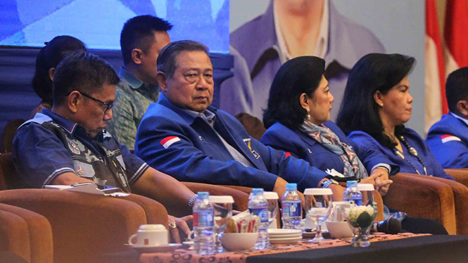 Ketua Umum Partai Demokrat, Susilo Bambang Yudhoyono (SBY) (kedua kiri)