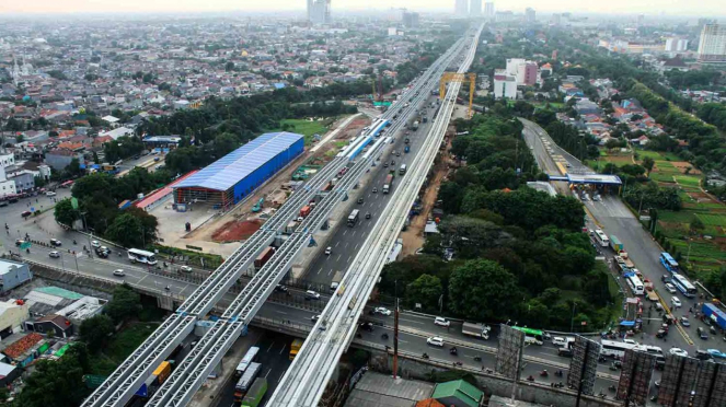 Pekerja menyelesaikan pengerjaan proyek pembangunan infrastruktur, di ruas Jalan Tol Jakarta-Cikampek. (Foto ilustrasi)