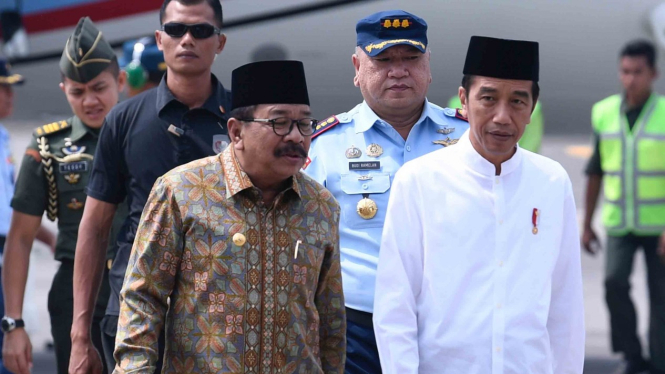Presiden Joko Widodo (kanan) disambut Gubernur Jawa Timur Soekarwo saat itu ketika tiba untuk melakukan kunjungan kerja di Bandara Juanda, Surabaya, Jawa Timur tahun 2018