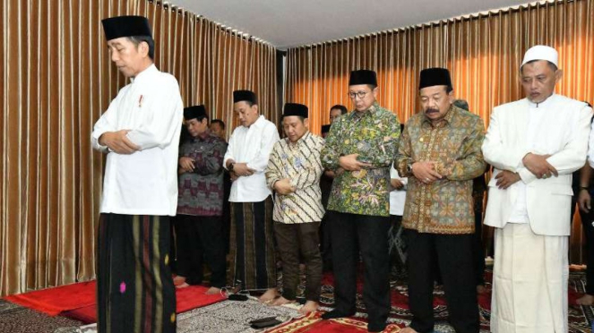 Jokowi Jadi Imam Salat Para Menteri hingga Ulama