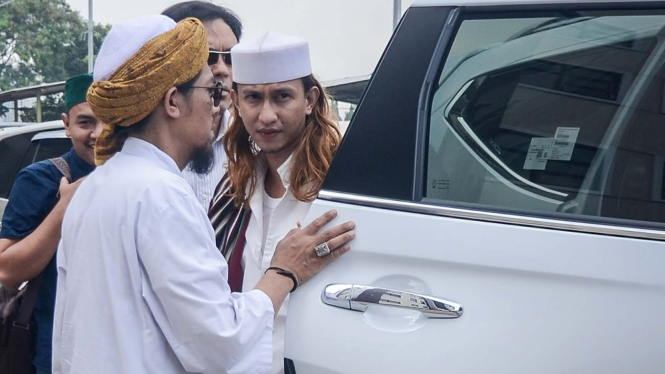 Habib Bahar bin smith keluar dari mobil. saat jalani pemeriksaan di Polda Jabar, beberapa waktu lalu.