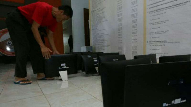 Pertugas perusahaan rekanan KPU Makassar dalam pilkada serentak 2018 menyita barang-barang inventaris kantor penyelenggara pemilu itu karena belum melunasi utang pada Selasa, 18 Desember 2018.