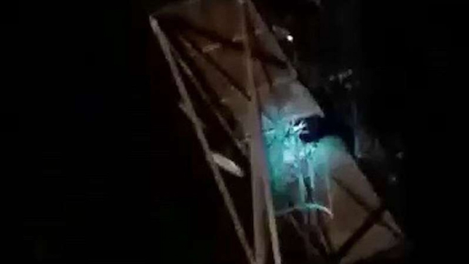 Percobaan bunuh diri di tiang lampu Stadion UI Depok.