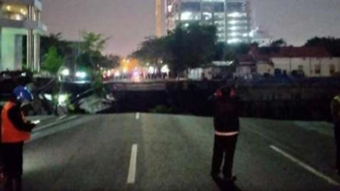 Jalan Raya Gubeng di Surabaya ambles.