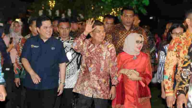 Wakil Presiden RI, Jusuf Kalla (tengah)