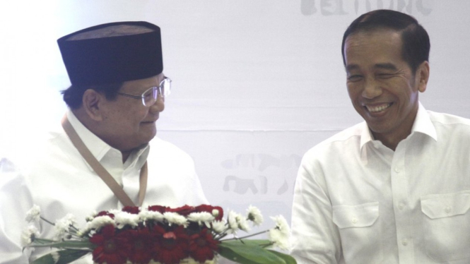 Joko Widodo (kanan) dan Prabowo Subianto saat pengambilan nomor urut calon presiden pada September lalu.-Getty Images