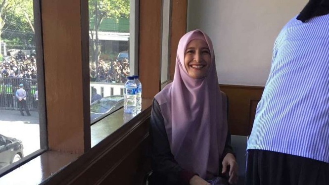 Artis Inneke Koesherawati menjadi saksi di Pengadilan Tipikor Bandung.