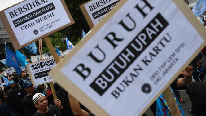 Massa dari sejumlah elemen buruh melakukan aksi menuju Balai Kota Jakarta