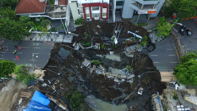 Foto aerial kondisi tanah ambles di Jalan Raya Gubeng, Surabaya, Jawa Timur, Rabu, 19 Desember 2018.