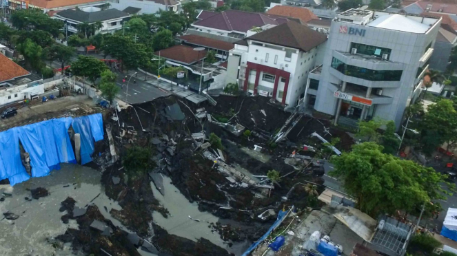 Foto aerial kondisi tanah ambles di Jalan Raya Gubeng, Surabaya, Jawa Timur, Rabu, 19 Desember 2018.