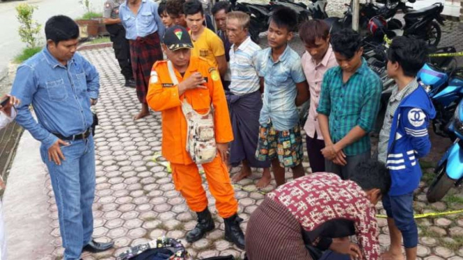 Dua belas warga Myanmar diamankan polisi setelah kapal tongkang yang mereka tumpangi tenggelam di perairan di perairan Idi, Aceh Timur.