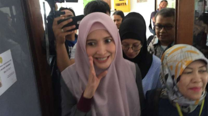 Selebriti Inneke Koesherawati, suami narapidana Fahmi Darmawansyah, setelah bersaksi untuk mantan kepala Lapas Sukamiskin Wahid Husein di Pengadilan Negeri Kelas 1 A Khusus Bandung, Jawa Barat, Rabu, 19 Desember 2018.