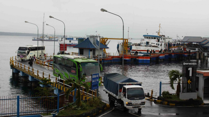 Sejumlah kendaraan keluar dari kapal feri di Pelabuhan Ketapang, Banyuwangi, Jawa Timur