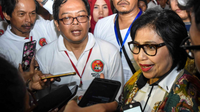 Juru bicara Tim Kampanye Nasional Jokowi-Ma'ruf Amin, Irma Suryani Chaniago (kanan)