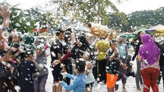 Serunya Nikmati Mandi Salju di Snowbay