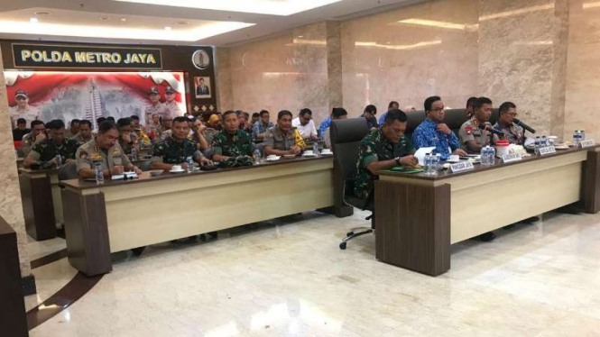 Gubernur DKI Jakarta melakukan teleconference dengan Polda Metro Jaya 