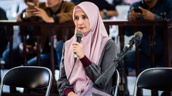 Istri terdakwa Fahmi Darmawansyah, Inneke Koesherawati memberikan keterangan saat bersaksi pada sidang lanjutan kasus dugaan suap mantan Kalapas Sukamiskin Wahid Husein di Pengadilan Negeri Bandung, Jawa Barat, Rabu, 19 Desember 2018.