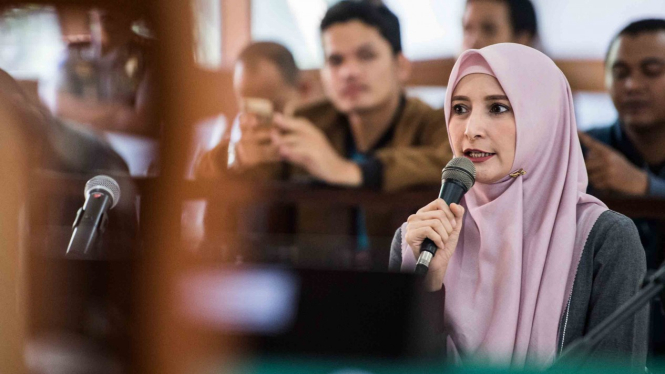 Istri terdakwa Fahmi Darmawansyah, Inneke Koesherawati memberikan keterangan saat bersaksi pada sidang lanjutan kasus dugaan suap mantan Kalapas Sukamiskin Wahid Husein di Pengadilan Negeri Bandung, Jawa Barat, Rabu, 19 Desember 2018.