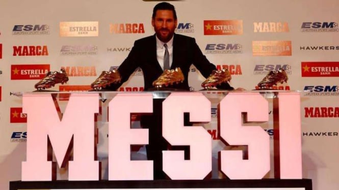 Lionel Messi saat sedang memamerkan gelar Sepatu Emas yang kelima.