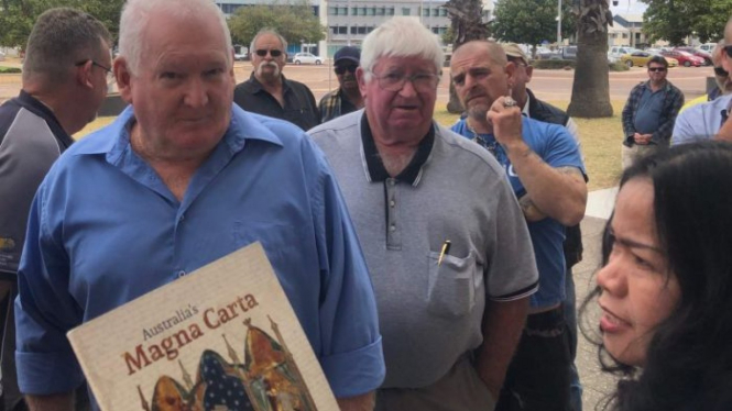 Wayne Glew bersama sejumlah pendukungnya sebelum persidangan kasusnya di Kota Geraldton, Australia Barat.