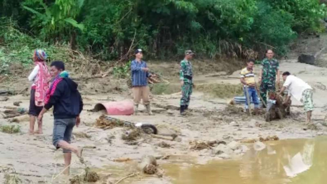 Tim SAR gabungan mencari korban hilang akibat banjir bandang di Kabupaten Dairi, Sumatera Utara, Rabu, 19 Desember 2018.