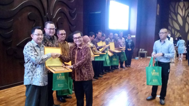 Rektor UI Prof. M. Anis menerima penghargaan UI GreenMetric