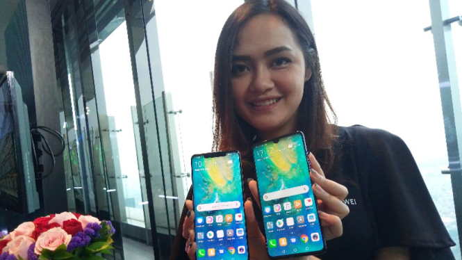 Huawei Mate 20 Pro (kiri) dan Huawei Mate 20 (kanan).