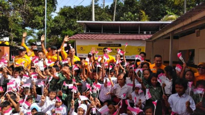 United Tractors serahkan bantuan ke SDN Tegal Maja Lombok