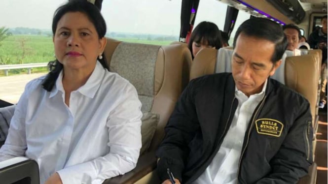 Presiden Joko Widodo dan Ibu Negara Iriana Jokowi di Bus Damri.