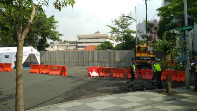 Lokasi tanah ambles di Jalan Raya Gubeng, Surabaya, ditutup