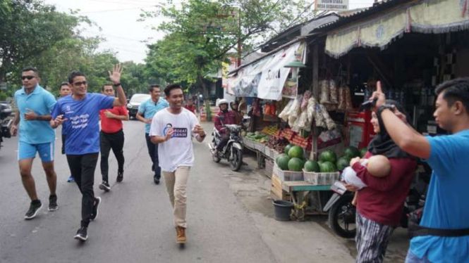 Sandiaga memulai aktifitas dengan berlari sambil menyapa warga Tulungagung.